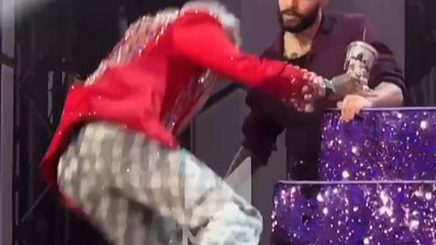 Филипп Киркоров упал со ступенек во время выступления на «Новой волне»