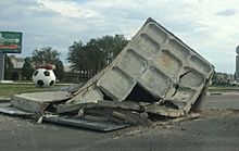 «Да это же НЛО!»: на шоссе Авиаторов в Волгограде упала огромная бетонная конструкция