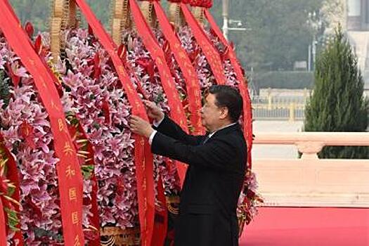 Лидер КНР возложил цветы к памятнику Народным героя