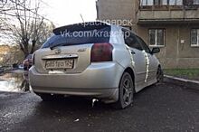 В Красноярске ночью неизвестные изуродовали автомобиль