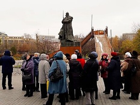 Братеевцы прогулялись по «алее вождей» в парке «Музеон»