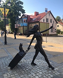 В Зеленоградске установили скульптуру "Курортница"