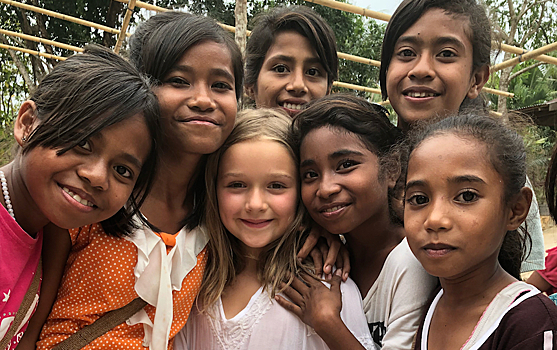 Виктория и Дэвид Бекхэм учат детей заниматься благотворительностью в шикарном отеле на Бали
