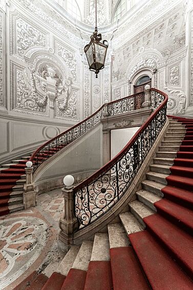 Лестница в запущенном дворце XVIII века.