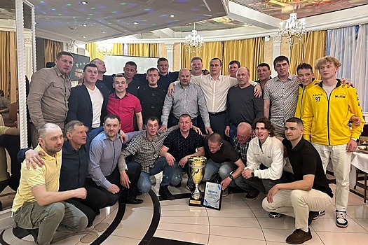 Ключевский завод ферросплавов продолжает поддержку любительского хоккея в Двуреченске