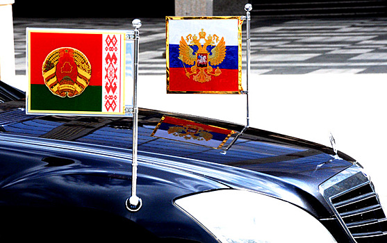 Автомобиль со штандартами президента России и президента Белоруссии