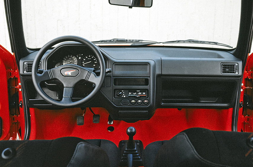 Секрет прыти и фан-фактора заключается в лёгкости и настройке подвески. Peugeot 106 Rallye весит всего 825 кг. Для сравнения, современный стандартный хэтчбек 208 имеет ту же мощность, но более чем на два центнера тяжелее. Подвеска спорткара жёсткая, плюс используется более толстый стабилизатор поперечной устойчивости.