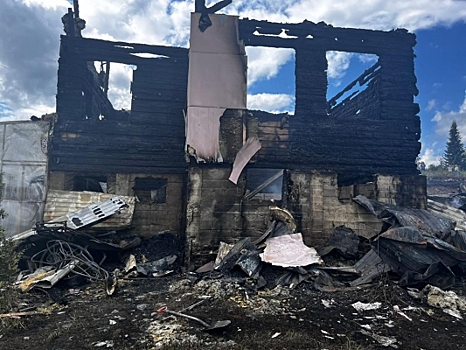 В Красноярском крае пожар унес жизни женщины и трех ее детей. Глава семейства выжил