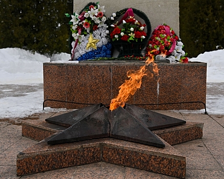 В калужском Кирове возложили цветы к Могиле Неизвестного Солдата