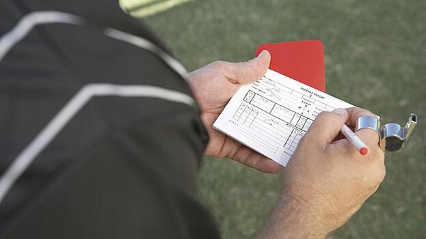 Футболиста дважды удалили с поля за две минуты