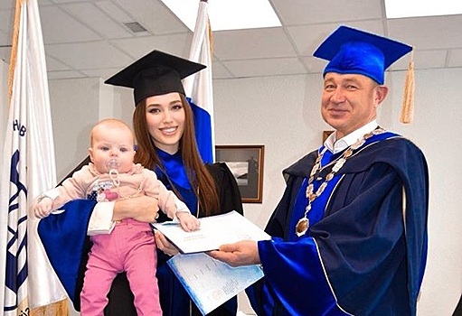 «Впереди магистратура!»: Костенко получила диплом с 7-месячной дочкой на руках