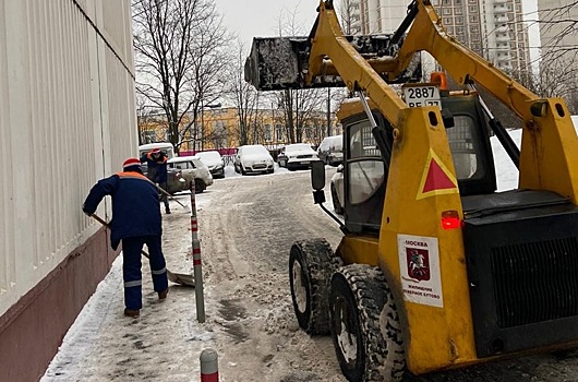 Коммунальные службы Северного Бутова ликвидируют последствия снегопада