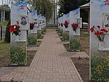 В Пристени на Аллее славы открыли стелы десяти погибшим на СВО