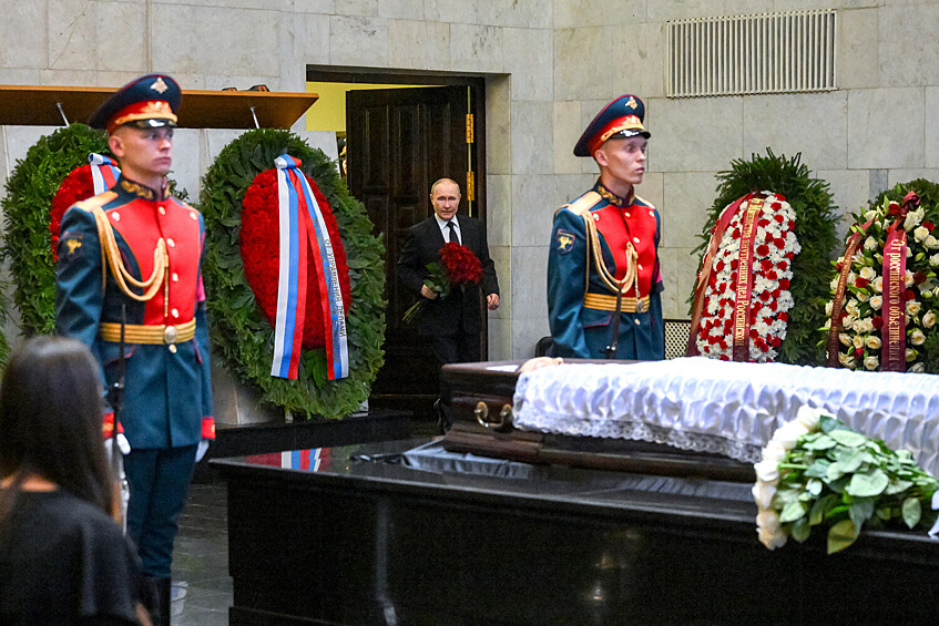 Президент РФ Владимир Путин на церемонии прощания с председателем Верховного суда РФ Ириной Подносовой в траурном зале ЦКБ Управления делами президента РФ в Москве, 24 июля 2025 года