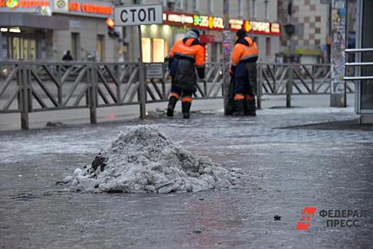Журналистка «МК в Питере» чуть было не сломала руку из-за гололеда на петербургских улицах