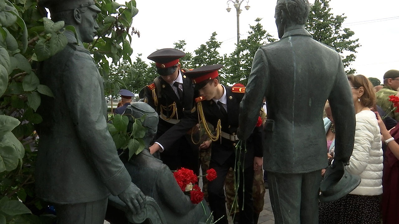 В Москве в День офицера возложили цветы к памятнику героям одноименного фильма