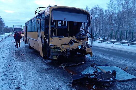 В Челябинской области в ДТП с участием фуры погиб водитель автобуса