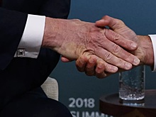 Признак возраста или повод для тревоги: CNN задается вопросом о новых синяках на руке Трампа