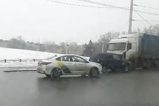 В Пензе у памятника Победы фура из Тамбова «заблудилась» и оказалась на «встречке»