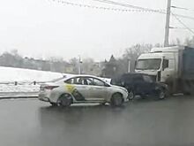 В Пензе у памятника Победы фура из Тамбова «заблудилась» и оказалась на «встречке»