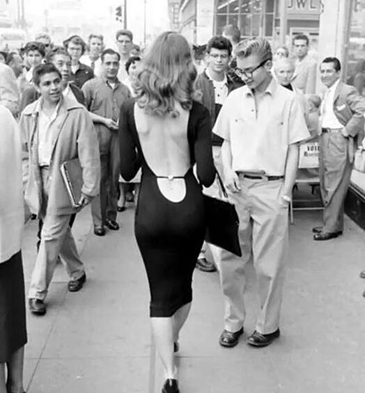 Викки Дуган, модель журнала Playboy по прозвищу «Спинка», довела вырезы на спине до полного абсурда, открыв взорам окружающих даже крестец.