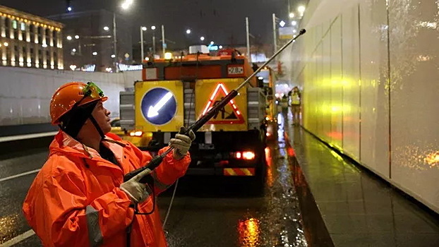 Специалисты городских служб промыли Ходынский тоннель на севере Москвы