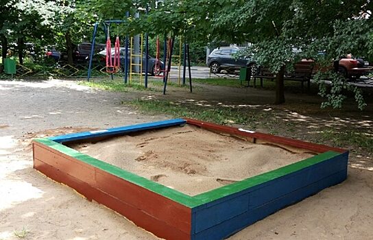 Курганца заметили за воровством песка с детской площадки