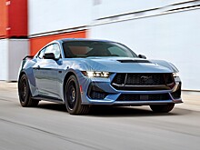 Новый Ford Mustang: отказ от классического стиля интерьера, зато есть V8 на «механике»