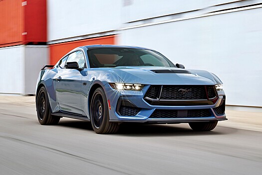 Новый Ford Mustang: отказ от классического стиля интерьера, зато есть V8 на «механике»