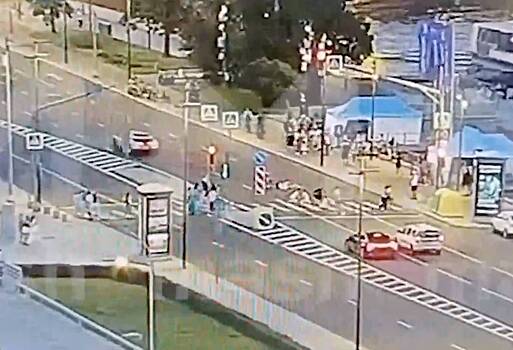 Момент наезда автомобиля на толпу пешеходов в Москве попал на видео