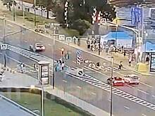 Момент наезда автомобиля на толпу пешеходов в Москве попал на видео