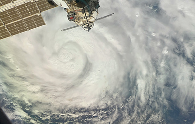 Космонавт с МКС показал зарождающийся ураган, который может повлиять на старт Crew Dragon