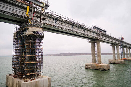 Движение транспорта по Крымскому мосту возобновили после учений