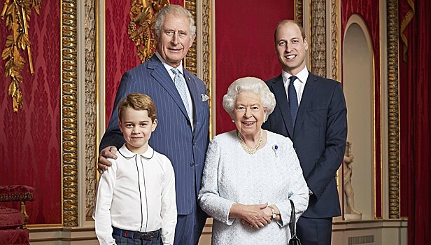 Букингемский дворец опубликовал новый официальный портрет королевы Елизаветы с тремя наследниками