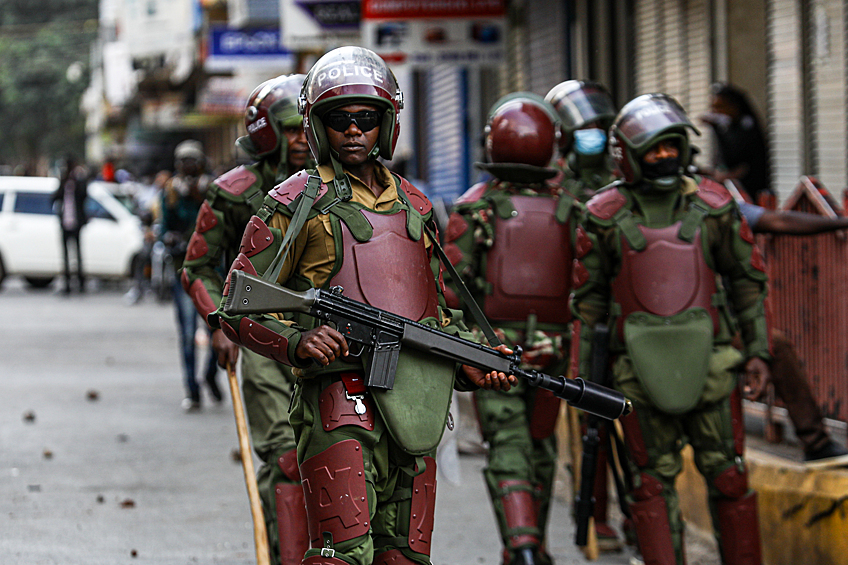 Сотрудники полиции во время антиправительственных протестов в Найроби, 2 июля 2024 года