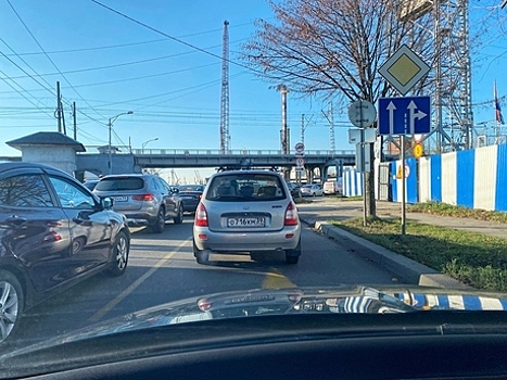 В Калининграде новый знак у двухъярусного моста запутал водителей