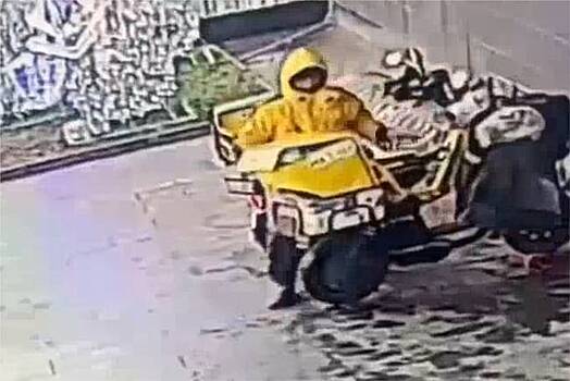 Начата проверка после видео с перевозкой детей в курьерских сумках в Подмосковье