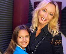 Бардовые платья с пайтеками и бантами: Кристина Орбакайте с дочерью приняла участие в съемках телешоу