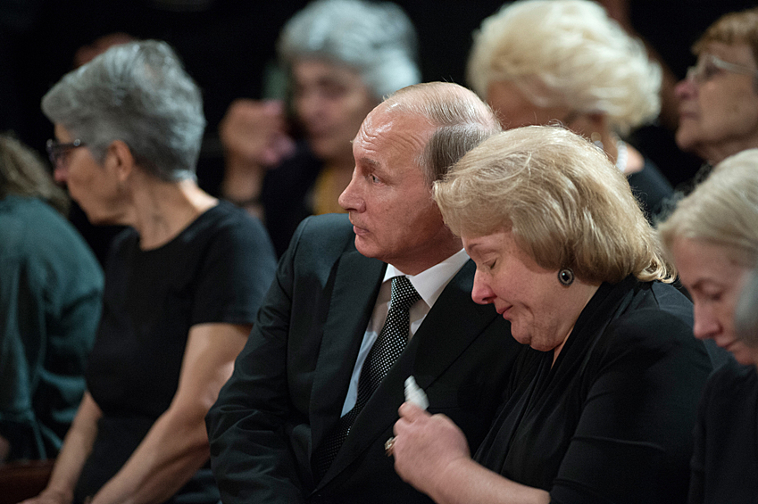 Президент России Владимир Путин и вдова политика Евгения Примакова Ирина