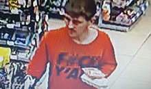 Мужчина украл телефон и попал на видео в торговом центре Благовещенска, его ищет полиция