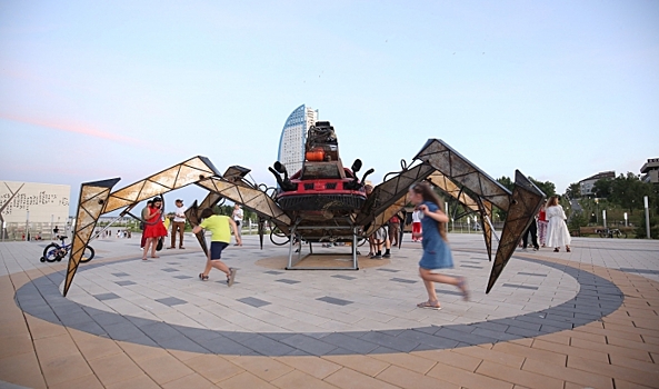 В центре Волгограда появился арт-объект в виде металлического паука
