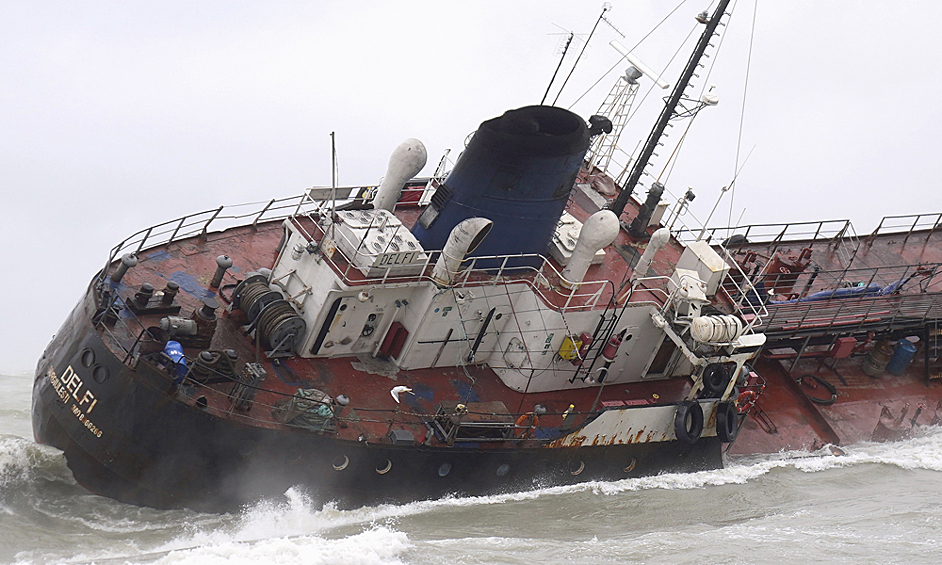 Танкер "Делфи" терпит бедствие в Одесском заливе.
