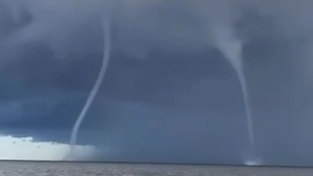 Очевидцы засняли несколько смерчей у берега Ладожского озера в Ленобласти