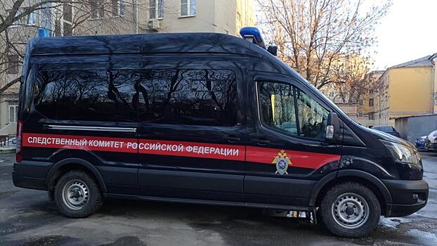 Под окнами многоэтажки в Екатеринбурге нашли тело матери, убившей двоих детей
