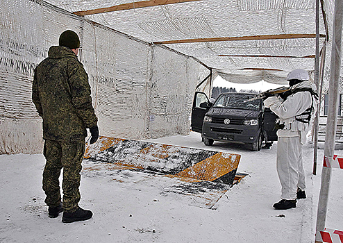 Военная полиция ЦВО отразила атаку условных боевиков на блокпост в ходе учения в Свердловской области