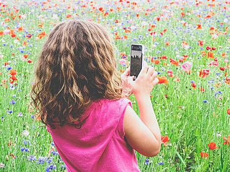 Родителям дали рекомендации по выбору первого смартфона для ребенка