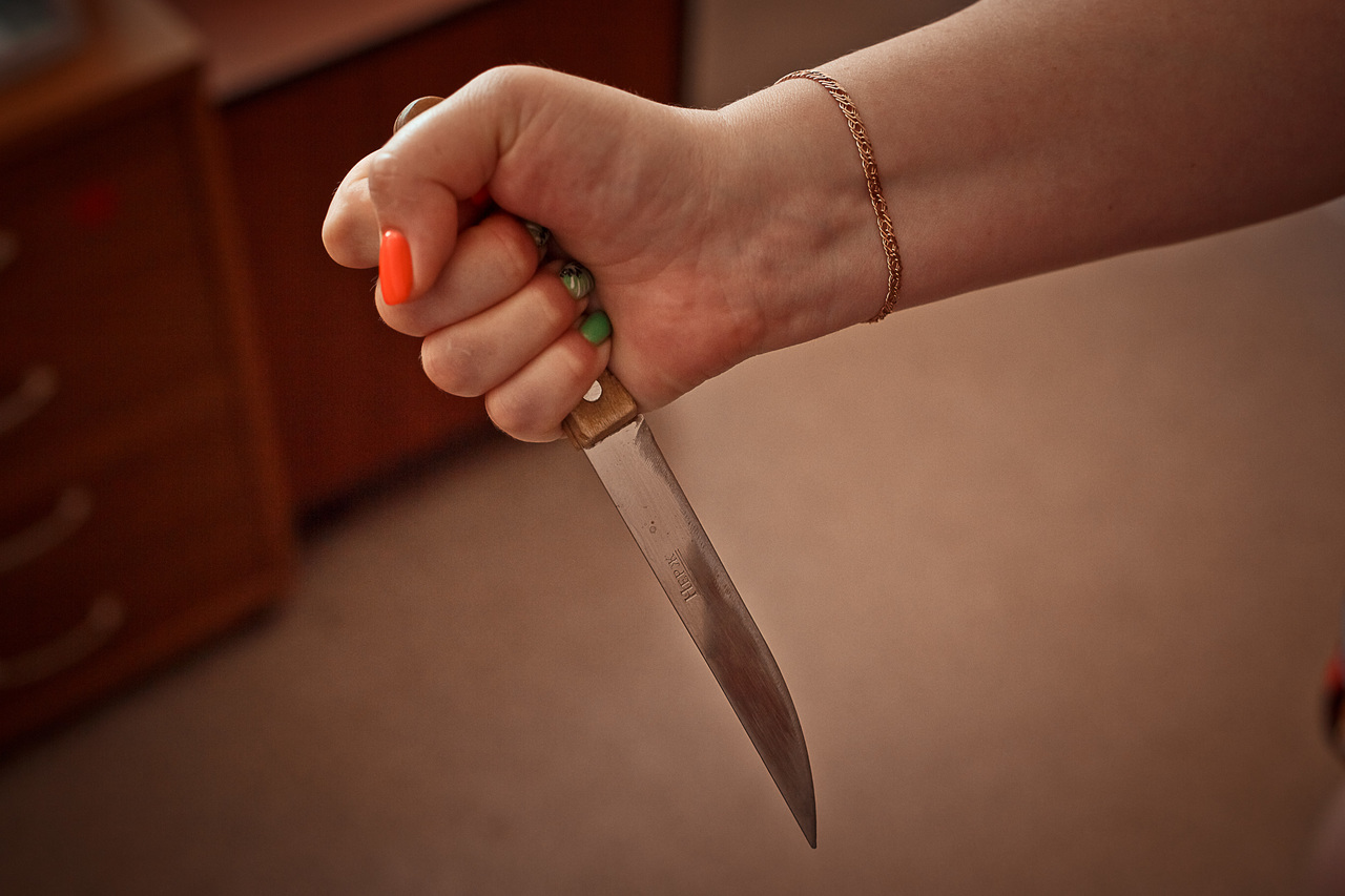Женщина вонзила нож в шею возлюбленного в Новокузнецке