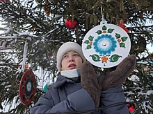 В Тюмени на пешеходной улице установили елку в честь сказки Ершова