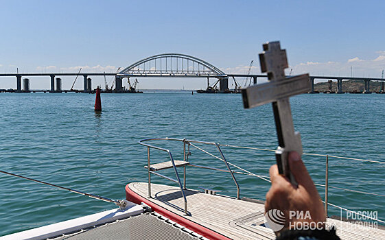 У Крымского моста появился магический ритуал