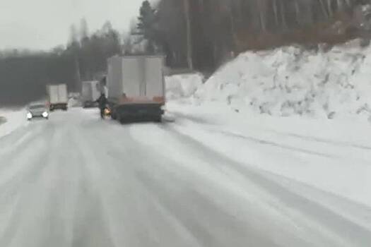 Снегопад и гололед парализовали движение на российской трассе